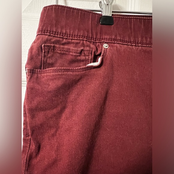 Levi’s Women’s Stretch Jean in 16S W33 L30 in Maroon/ Wine Color - Picture 2 of 7
